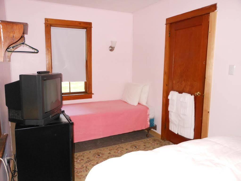 Katahdin Cabins Hotel Millinocket Bagian luar foto