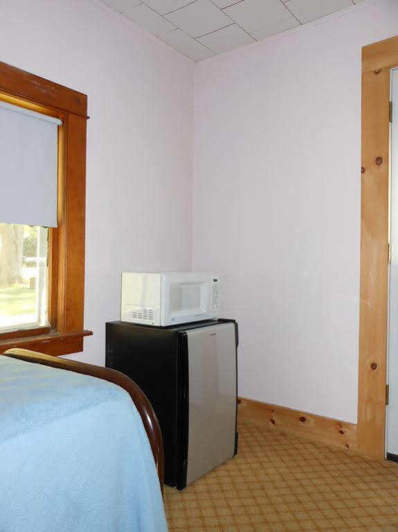 Katahdin Cabins Hotel Millinocket Bagian luar foto