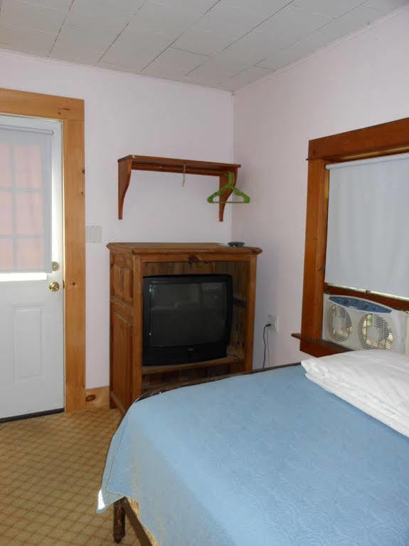 Katahdin Cabins Hotel Millinocket Bagian luar foto