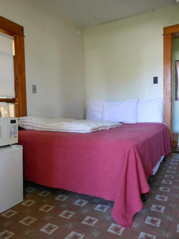 Katahdin Cabins Hotel Millinocket Bagian luar foto