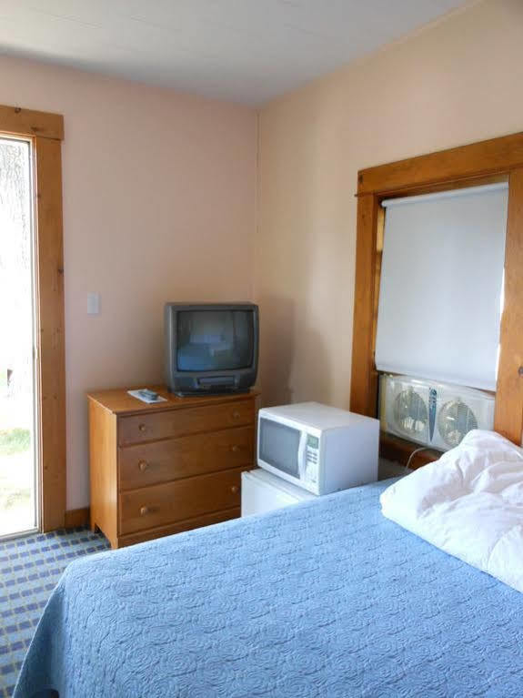 Katahdin Cabins Hotel Millinocket Bagian luar foto