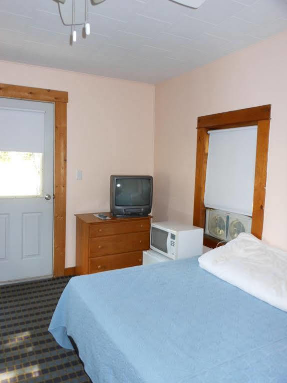 Katahdin Cabins Hotel Millinocket Bagian luar foto