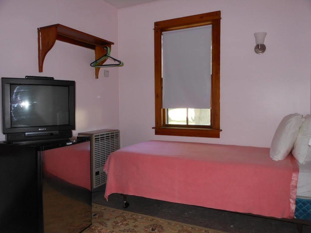 Katahdin Cabins Hotel Millinocket Bagian luar foto