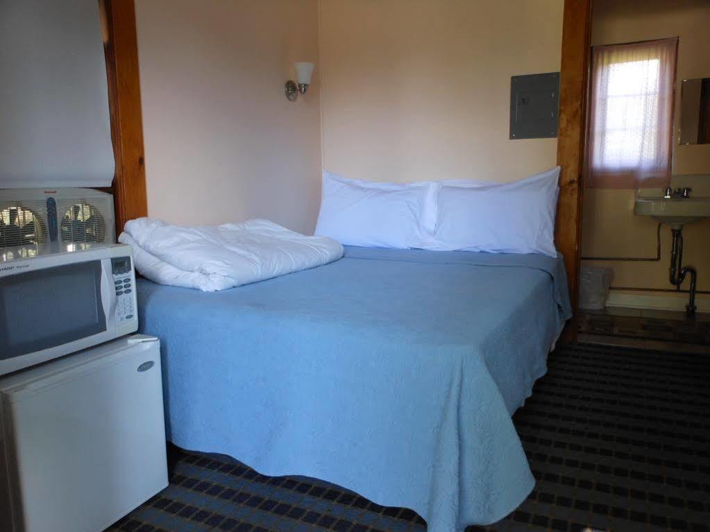 Katahdin Cabins Hotel Millinocket Bagian luar foto
